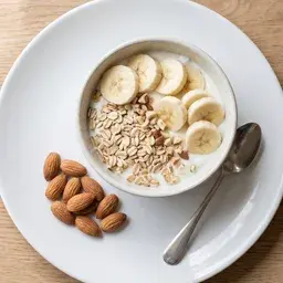 Lanche: iogurte com banana, aveia e amêndoas